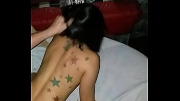 Novinha tatuada fazendo anal com diabo loiro